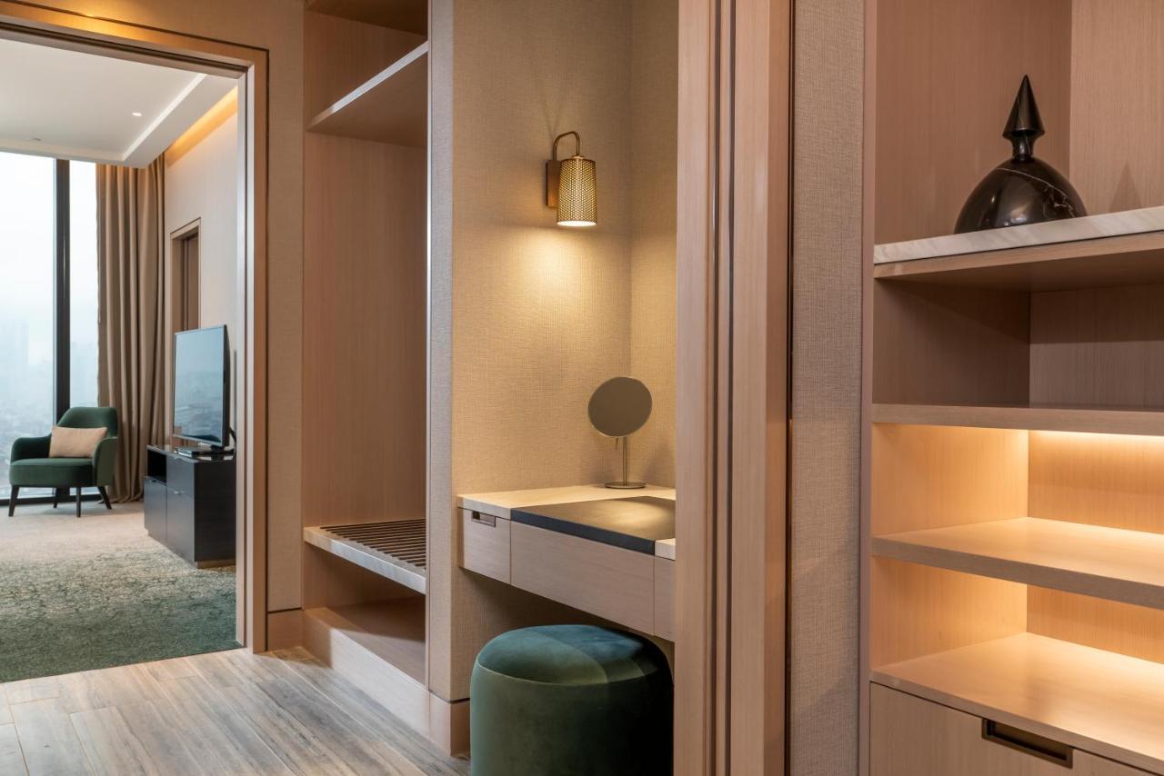 Address Istanbul Hotell Exteriör bild A dressing table in a hotel room