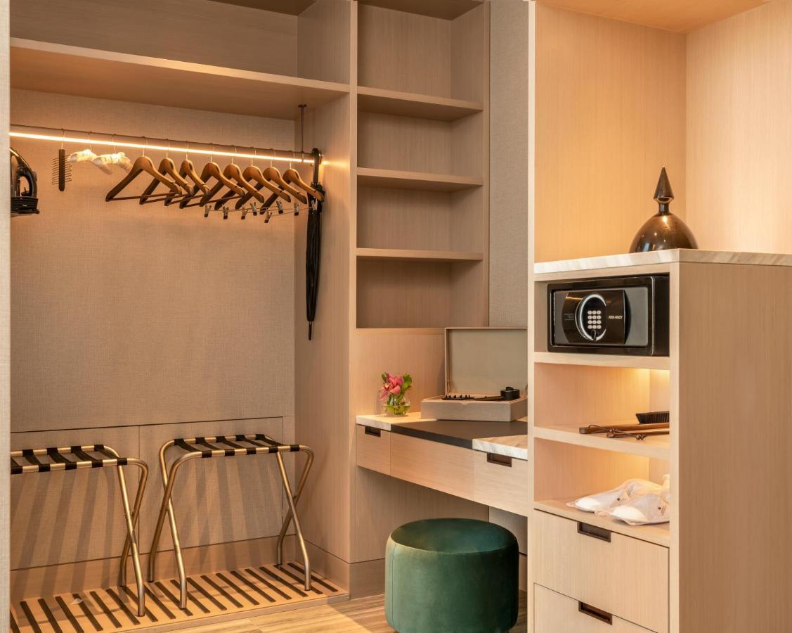 Address Istanbul Hotell Exteriör bild A safe in a hotel room